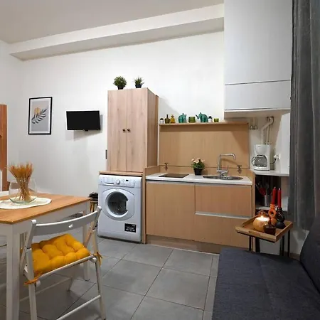 Small Studio For 3 In The Marais *