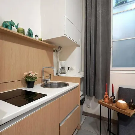 Small Studio For 3 In The Marais Παρίσι